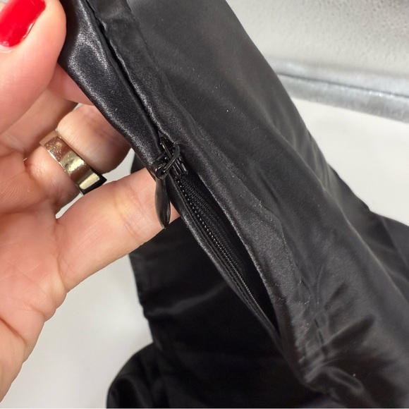 Sunday silks black mulberry silk king pillowcase zip
Closure - Picture 2 of 4